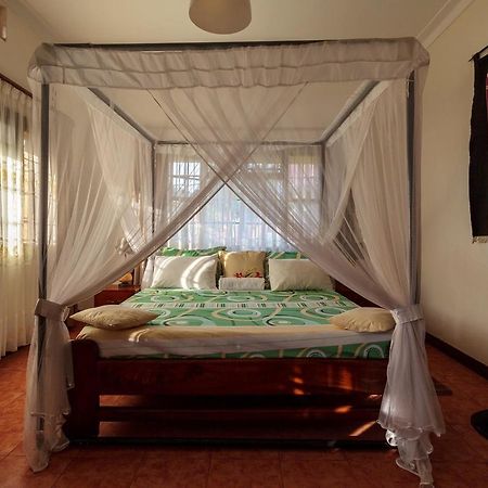 Airport Guesthouse Энтеббе Экстерьер фото